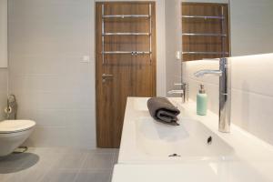 Riverside flat with King Castle view