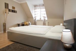 Riverside flat with King Castle view