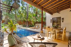 ODS25 - Colorful Tropical Escape, Private Pool and Walk to Beach