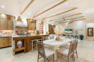 ODS25 - Colorful Tropical Escape, Private Pool and Walk to Beach