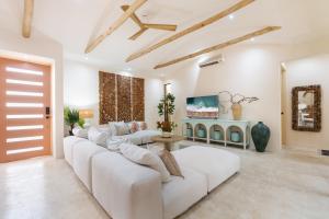ODS25 - Colorful Tropical Escape, Private Pool and Walk to Beach