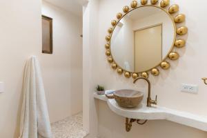 ODS25 - Colorful Tropical Escape, Private Pool and Walk to Beach