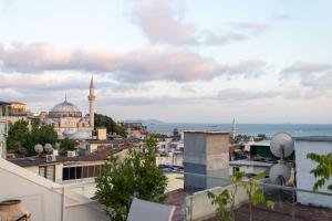 3BR Gem W Sea View Terrace in Historic Peninsula