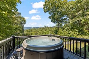 Bryson City Cabin, Game Loft, Hot Tub, Fire Pit