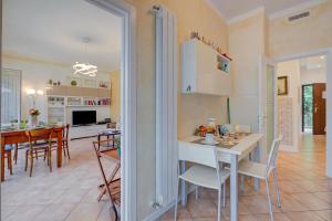 Ambra Lakeside Retreat & View with Terrace - Happy Rentals