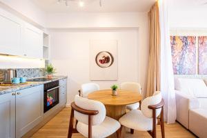 Dhermi Icon Big 1BR Apt 12