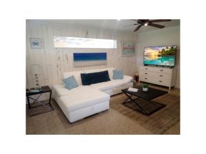 Hollywood Entire Home with Private Pool Near Hollywood Beach Sleeps 6 to 8 Pet Friendly