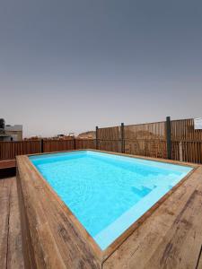 Elegant 1BR Apartment with Terrace & Rooftop Pool