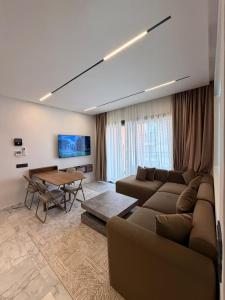 Elegant 1BR Apartment with Terrace & Rooftop Pool