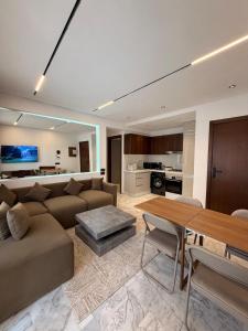 Elegant 1BR Apartment with Terrace & Rooftop Pool