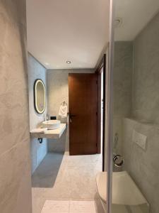 Elegant 1BR Apartment with Terrace & Rooftop Pool