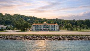 Gold Coast Inn - At the Bay in Traverse City
