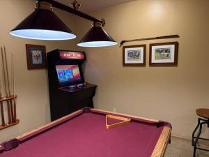 Beautiful Galena House - Hot Tub, Sunroom, Pool Table, Arcade