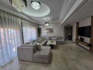 Cosy Apartment Stay With Garden And Pools