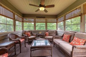 Beautiful Galena House - Hot Tub, Sunroom, Pool Table, Arcade
