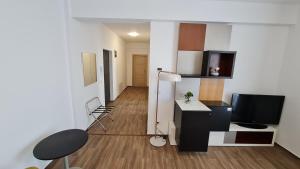 Jafar 10 - Modern 1BR with Balcony & Workspace