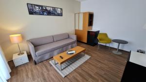 Jafar 10 - Modern 1BR with Balcony & Workspace