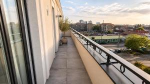 Jafar 10 - Modern 1BR with Balcony & Workspace