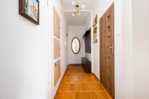 Metro Słodowiec Homely Apartment by BookingHost