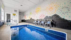 Skyburst- Mountain cabin w fireworks view! Indoor Heated Pool & Hot Tub
