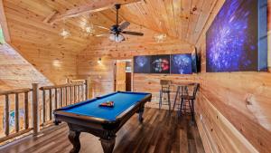 Skyburst- Mountain cabin w fireworks view! Indoor Heated Pool & Hot Tub