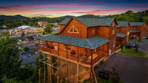 Skyburst- Mountain cabin w fireworks view! Indoor Heated Pool & Hot Tub