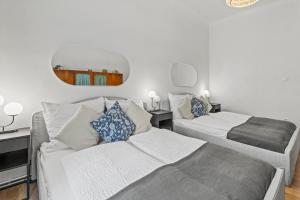 Monthly Stays - Chic Apartment up to 8 - Near Meidling