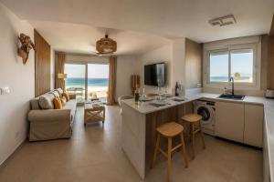 Ático premium & nuevo, Terraza con vistas al Estrecho, 2 habitaciones & parking
