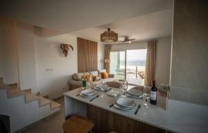 Ático premium & nuevo, Terraza con vistas al Estrecho, 2 habitaciones & parking