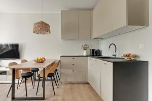 Dworska Suite - Close to the Beach & Regan Park by Downtown Apartments