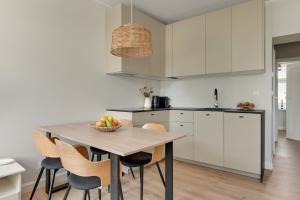 Dworska Suite - Close to the Beach & Regan Park by Downtown Apartments