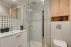 Dworska Suite - Close to the Beach & Regan Park by Downtown Apartments