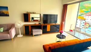 Best Mountain view, family room in Chic Condo