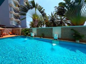 Best Mountain view, family room in Chic Condo