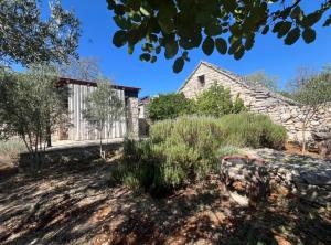 Romantic stone house and yard near stunning beach