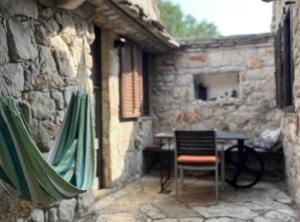 Romantic stone house and yard near stunning beach