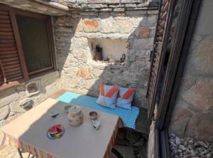 Romantic stone house and yard near stunning beach