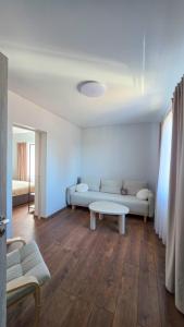 Historic Lake View Apartment