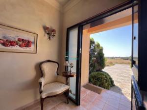 4 bedroom Luxury Villa with Swimming Pool and Lush Gardens Close to City & Beach