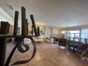 4 bedroom Luxury Villa with Swimming Pool and Lush Gardens Close to City & Beach