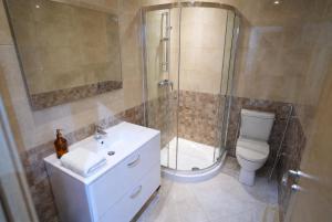 City Center Apartment with Garden and Private Parking