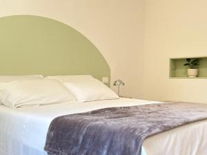 Modern 2BD Flat with FREE Private Parking