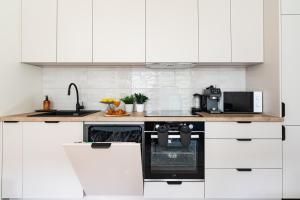 Reymonta Three-Bedroom Apartment near Metro by Mia