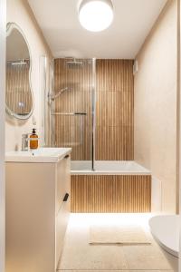 Reymonta Three-Bedroom Apartment near Metro by Mia