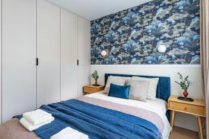 Reymonta Three-Bedroom Apartment near Metro by Mia