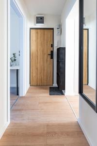 Reymonta Three-Bedroom Apartment near Metro by Mia