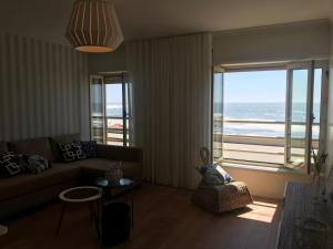 Vida na praia – newly renovated beachfront apartment