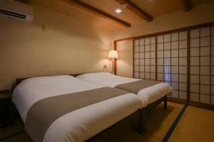 Common Table - 5 Beds & 5 Bicycles