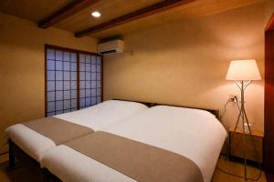 Common Table - 5 Beds & 5 Bicycles