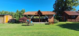 Apartament z tarasem i widokiem na las